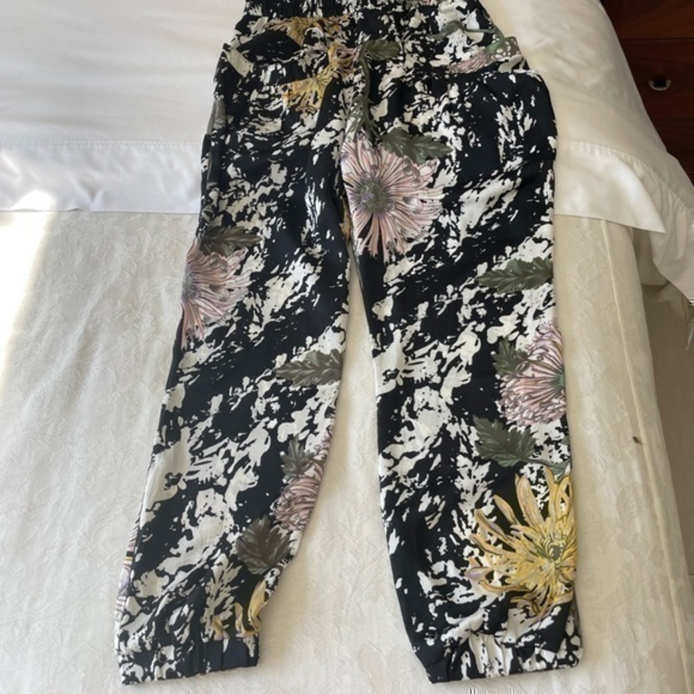 Print Jogger Pants Floral Like New Size Medium